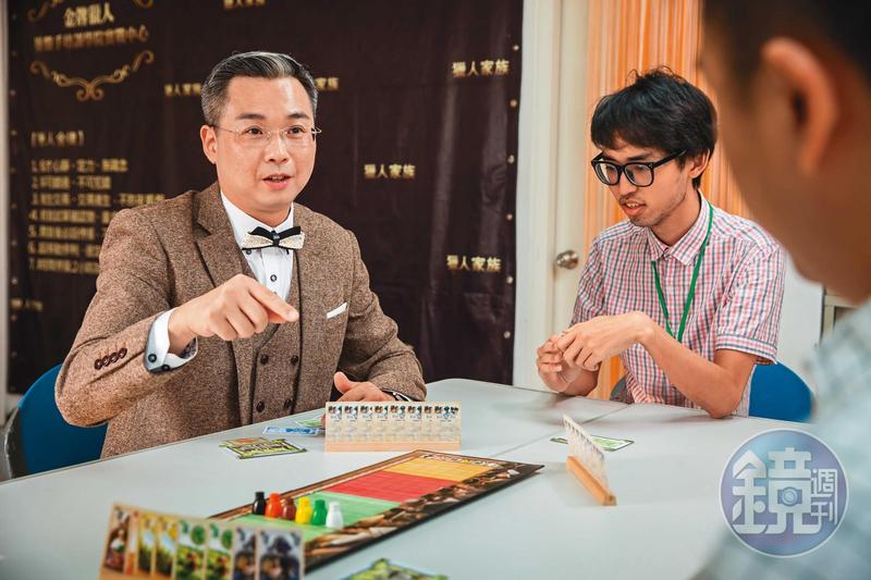朱晏廷每天都會窩在自己的操盤室裡看盤、做直播，是台灣資深財經直播主。